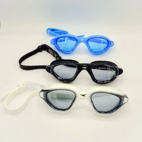 عینک شنا اسپیدو (Speedo) مدل Biofuse کد 930 | عینک شنا ارگونومیک با دید عریض (Wide Vision)، لنز ضدبخار (Anti-Fog)، فیلتر UV400 و بند قفلی قابل تنظیم